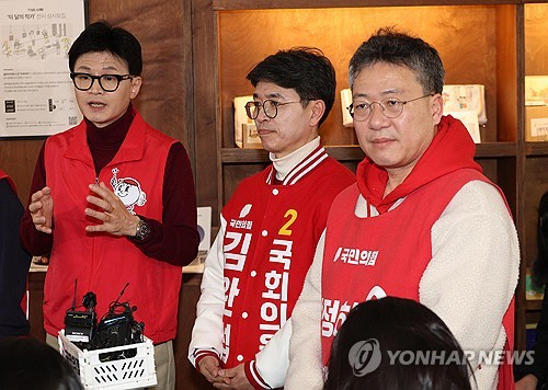 한동훈 국민의힘 비상대책위원장이 26일 강원 원주시 한 카페에서 '함께 누리는 문화' 공약 발표를 마친 뒤 원주갑·을 후보로 단수 공천된 박정하 수석대변인, 김완섭 전 기재부 2차관과 취재진의 질문에 답하고 있다. [공동취재]